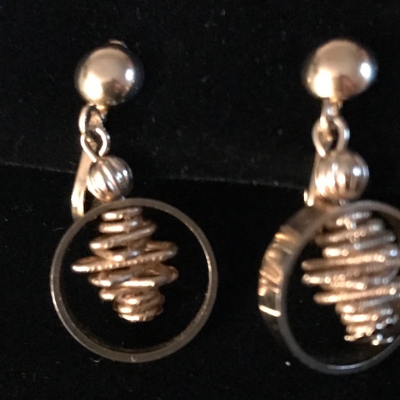 🛍 Vintage Clip On Gold Pinecone Earrings EUCw/bag - Picture 2 of 6